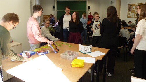 Studentki prowadzą zajęcia dla dzieci ze Szkoły Podstawowej nr 11 w Białymstoku