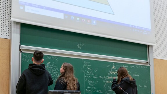 Uczniowie z Ostrołęki poznają nauki ścisłe w ramach akcji Studiuj z UwB
