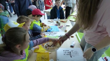 Piknik Klub&oacute;w Młodego Odkrywcy na Uniwersytecie w Białymstoku podczas Podlaskiego Festiwalu Nauki i Sztuki 