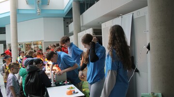 Piknik Klub&oacute;w Młodego Odkrywcy na Uniwersytecie w Białymstoku podczas Podlaskiego Festiwalu Nauki i Sztuki 