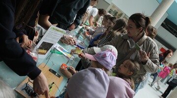 Piknik Klub&oacute;w Młodego Odkrywcy na Uniwersytecie w Białymstoku podczas Podlaskiego Festiwalu Nauki i Sztuki 