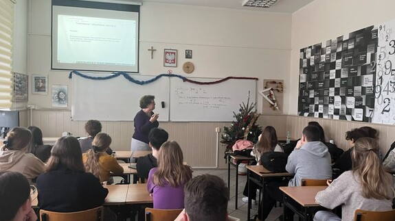 Dnia 21 grudnia 2023 roku dr Anna Rybak wygłosiła wykład interaktywny dla dwóch klas maturalnych w III Liceum Ogólnokształcącym w Białymstoku na temat dowodzenia twierdzeń.
