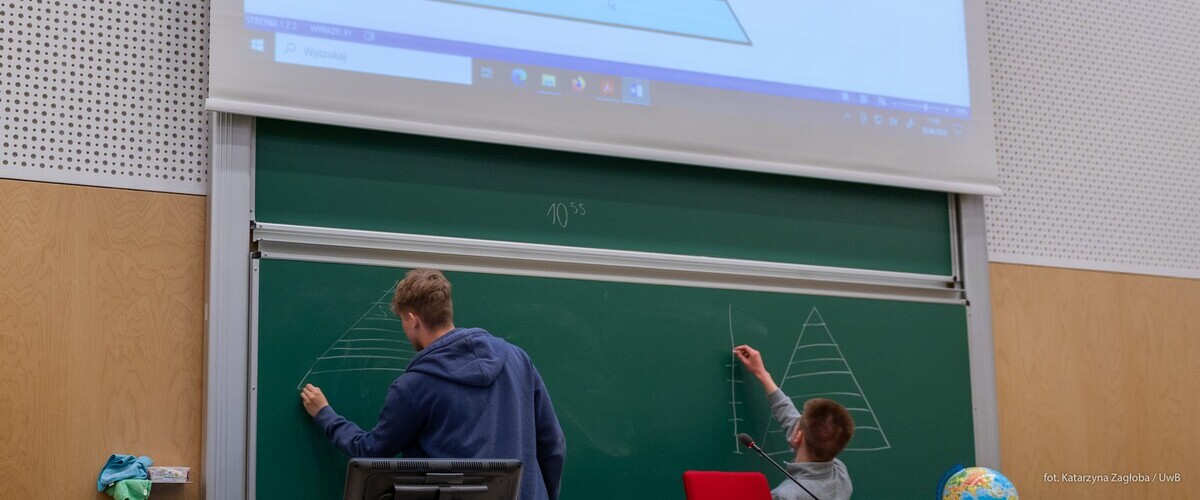 Uczniowie z Ostrołęki poznają nauki ścisłe w ramach akcji Studiuj z UwB