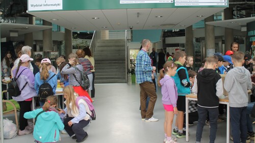 Piknik Klubów Młodego Odkrywcy na Uniwersytecie w Białymstoku podczas Podlaskiego Festiwalu Nauki i Sztuki 