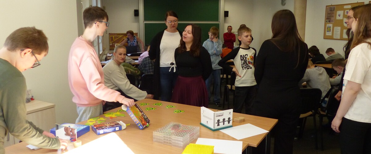Studentki prowadzą zajęcia dla dzieci ze Szkoły Podstawowej nr 11 w Białymstoku