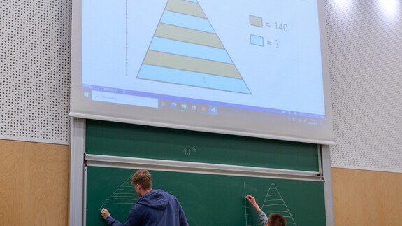 Uczniowie z Ostrołęki poznają nauki ścisłe w ramach akcji Studiuj z UwB