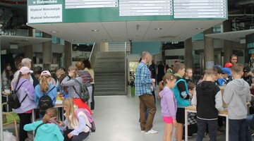 Piknik Klub&oacute;w Młodego Odkrywcy na Uniwersytecie w Białymstoku podczas Podlaskiego Festiwalu Nauki i Sztuki 
