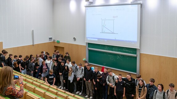 Uczniowie z Ostrołęki poznają nauki ścisłe w ramach akcji Studiuj z UwB