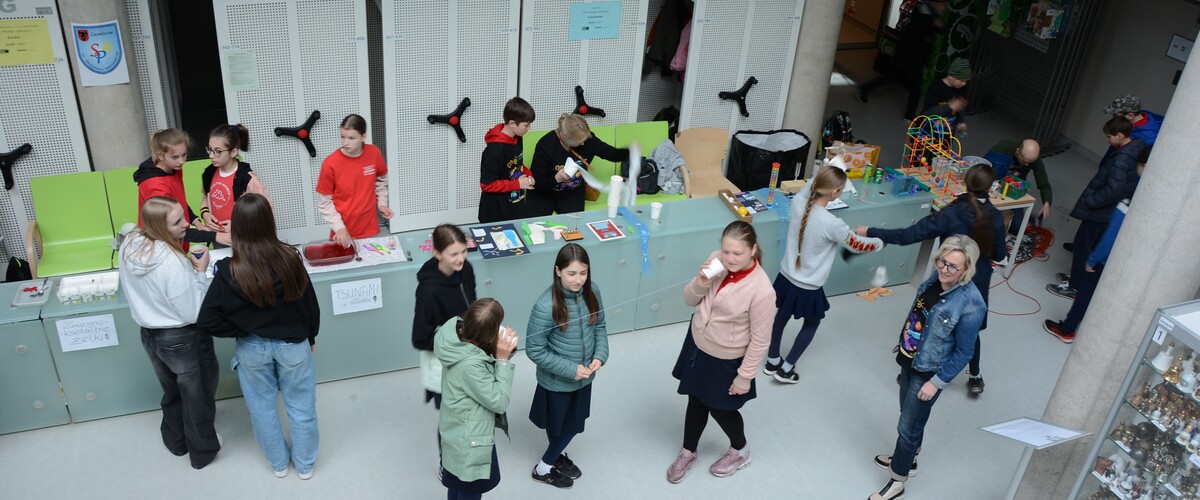 Piknik Klubów Młodego Odkrywcy na Uniwersytecie w Białymstoku podczas Podlaskiego Festiwalu Nauki i Sztuki 