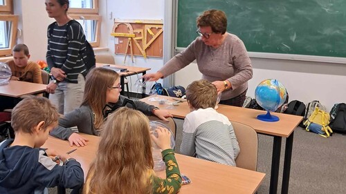 Dzieci z klasy drugiej Szkoły Podstawowej nr 9  uczą się geometrii i geografii grając w grę „Gdzie mieszka Królewna Śnieżka?”