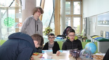 Piknik Klub&oacute;w Młodego Odkrywcy na Uniwersytecie w Białymstoku podczas Podlaskiego Festiwalu Nauki i Sztuki 