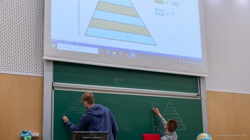 Uczniowie z Ostrołęki poznają nauki ścisłe w ramach akcji Studiuj z UwB