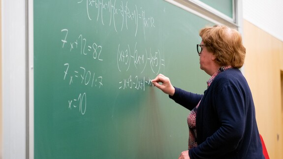 Uczniowie z Ostrołęki poznają nauki ścisłe w ramach akcji Studiuj z UwB