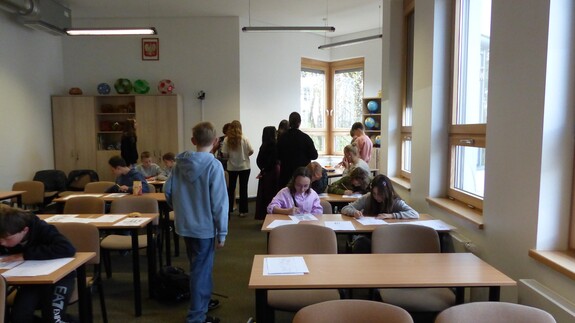 Studentki prowadzą zajęcia dla dzieci ze Szkoły Podstawowej nr 11 w Białymstoku