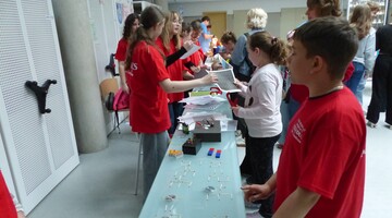 Piknik Klub&oacute;w Młodego Odkrywcy na Uniwersytecie w Białymstoku podczas Podlaskiego Festiwalu Nauki i Sztuki 
