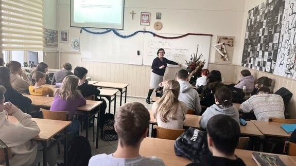 Dnia 21 grudnia 2023 roku dr Anna Rybak wygłosiła wykład interaktywny dla dwóch klas maturalnych w III Liceum Ogólnokształcącym w Białymstoku na temat dowodzenia twierdzeń.