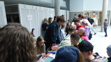 Piknik Klub&oacute;w Młodego Odkrywcy na Uniwersytecie w Białymstoku podczas Podlaskiego Festiwalu Nauki i Sztuki 